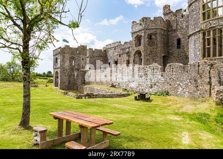 Carew Castle nel Pembrokeshire Coast National Park, West Wales, Regno Unito Foto Stock