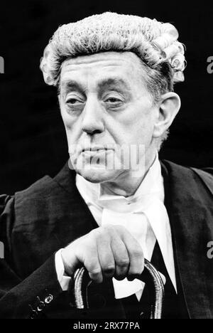 Alec Guinness (padre) in Un VIAGGIO INTORNO A MIO PADRE di John Mortimer al Theatre Royal Haymarket, Londra SW1 04/08/1971 un regista di produzione del Greenwich Theatre: Ronald Eyre Foto Stock