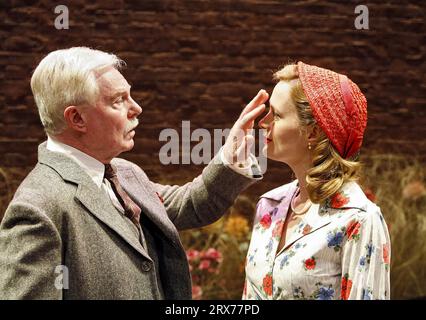 Percepire l'aspetto di Elizabeth al tatto: Derek Jacobi (padre), Natasha Little (Elizabeth) in Un VIAGGIO INTORNO A MIO PADRE di John Mortimer al Donmar Warehouse, Londra WC2 13/06/2006 design: Robert Jones illuminazione: Peter Mumford Movement: Jane Gibson regista: Thea Sharrock Foto Stock