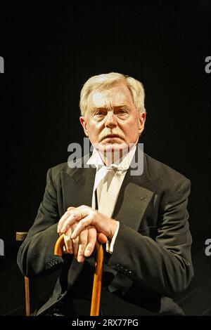 Derek Jacobi (Padre) in UN VIAGGIO INTORNO A MIO PADRE di John Mortimer al Donmar Warehouse, Londra WC2 13/06/2006 design: Robert Jones illuminazione: Peter Mumford movimento: Jane Gibson regista: Thea Sharrock Foto Stock