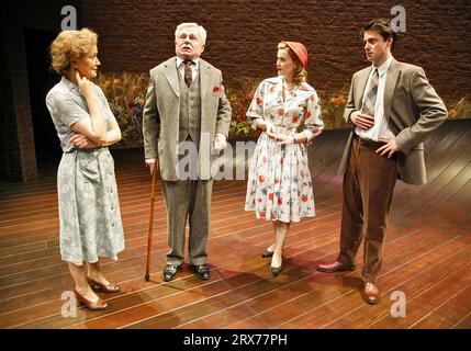 l-r: Joanna David (madre), Derek Jacobi (padre), Natasha Little (Elizabeth), Dominic Rowan (figlio) in Un VIAGGIO INTORNO A MIO PADRE di John Mortimer al Donmar Warehouse, Londra WC2 13/06/2006 design: Robert Jones illuminazione: Peter Mumford movimento: Jane Gibson regista: Thea Sharrock Foto Stock