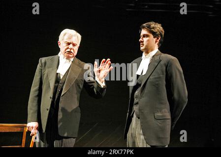 l-r: Derek Jacobi (Padre), Dominic Rowan (Figlio) in UN VIAGGIO INTORNO A MIO PADRE di John Mortimer al Donmar Warehouse, Londra WC2 13/06/2006 design: Robert Jones illuminazione: Peter Mumford movimento: Jane Gibson regista: Thea Sharrock Foto Stock