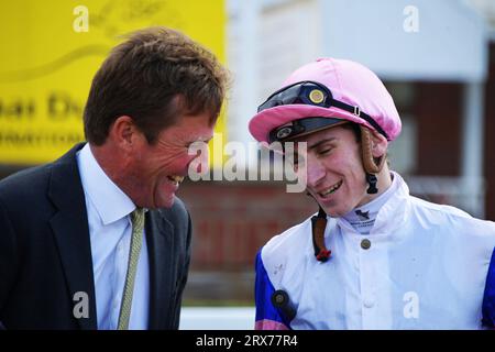 Newbury, Regno Unito. 23 settembre 2023. Hector Crouch condivide uno scherzo con Ralph Beckett dopo aver vinto il Dubai Duty Free handicap Stakes 14,40 all'ippodromo di Newbury, Regno Unito. Crediti: Paul Blake/Alamy Live News. Foto Stock