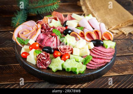 Tavole colorate di salumi e scatole di verdure, carne e formaggio. Assortimento di stuzzichini o antipasti gustosi. Foto Stock