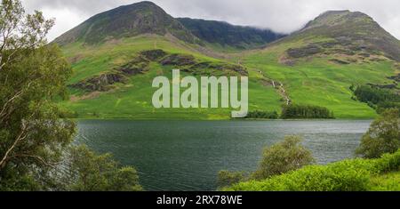 Lo spettacolo ippico di Red Pike e High stile che torreggia sopra Buttermere in un giorno estivo piovoso Foto Stock