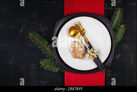 Tavolo natalizio per un design da festa. Festeggiamenti. Tavolo da pranzo in cucina. Vacanze invernali. Decorazioni per il cibo. Vista dall'alto, base piatta Foto Stock