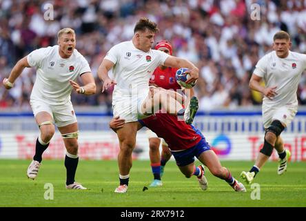 L'inglese Theo Dan viene affrontato dal cileno Benjamin Videla durante la Coppa del mondo di rugby 2023, Pool D Match allo Stade Pierre Mauroy di Lille, in Francia. Data immagine: Venerdì 23 settembre 2023. Foto Stock