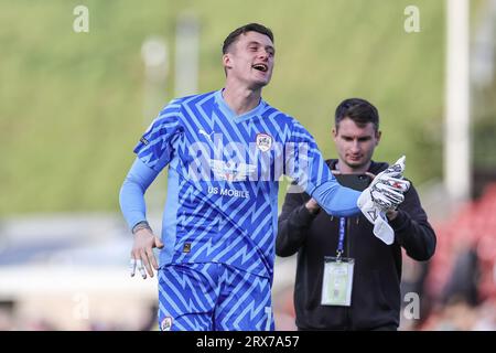 Liam Roberts #1 of Barnsley pugni in aria durante la partita di Sky Bet League 1 Northampton Town vs Barnsley al Sixfields Stadium, Northampton, Regno Unito, 23 settembre 2023 (foto di Mark Cosgrove/News Images) Foto Stock