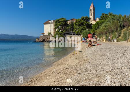 Spiaggia di Martinica vicino al monastero domenicano nella città di Bol sull'isola di Brac, Croazia Foto Stock