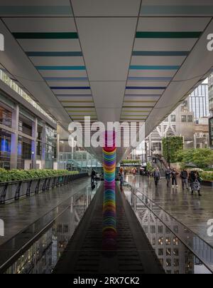 Canary Wharf, Londra, Regno Unito: Sotto la passerella Adams Place che collega la stazione di Canary Wharf Elizabeth Line a One Canada Square nei Docklands di Londra. Foto Stock