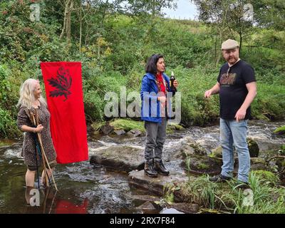 Gli attivisti inglesi e scozzesi si scambiarono delle bevande prima di riversarle in acqua come diritto di vagare gli attivisti organizzarono una violazione di massa vicino al confine tra Inghilterra e Scozia chiedendo al governo di Westminster di adottare le stesse leggi sulla riforma agraria del Parlamento scozzese. I residenti scozzesi possono girovagare legalmente su quasi tutte le terre e le acque interne a condizione che seguano alcune regole di base, come la rimozione di tutti i loro effetti personali, una pratica nota come "non lasciare traccia". In Inghilterra, il diritto di libero accesso copre l'8% del paese, escludendo i sentieri, e il campeggio selvaggio è illegale ovunque, tranne un piccolo Foto Stock