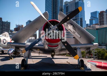 15.09.23. USA, NYC. Famosa zattera nel museo Intrepid Sea, Air & Space. Mostra di aerei iconici a East River, Manhattan. Foto Stock