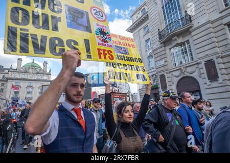 Londra, Regno Unito. 23 settembre 2023. Più di un migliaio di persone hanno marciato da Hyde Park nel World Wide Rally per la libertà di parola, movimento, assemblea, salute e scelta. La marcia includeva molti anti-vaxxer, negatori del cambiamento climatico e altri, ma era dominata da coloro che condannavano l'espansione ULEZ del sindaco di Londra Sadiq Khan per includere tutta Londra. Chiesero che questo e altri controlli tirannici del governo non fossero rispettati in massa. Peter Marshall/Alamy Live News Foto Stock