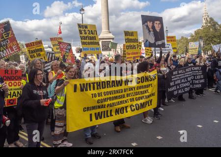 Londra, Regno Unito. 23 settembre 2023. Più di un migliaio di persone hanno marciato da Hyde Park nel World Wide Rally per la libertà di parola, movimento, assemblea, salute e scelta. La marcia includeva molti anti-vaxxer, negatori del cambiamento climatico e altri, ma era dominata da coloro che condannavano l'espansione ULEZ del sindaco di Londra Sadiq Khan per includere tutta Londra. Chiesero che questo e altri controlli tirannici del governo non fossero rispettati in massa. Peter Marshall/Alamy Live News Foto Stock