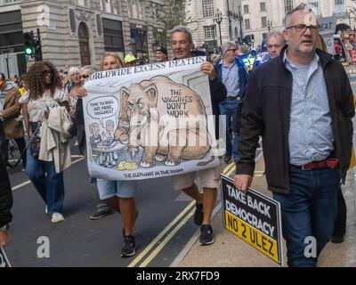 Londra, Regno Unito. 23 settembre 2023. Più di un migliaio di persone hanno marciato da Hyde Park nel World Wide Rally per la libertà di parola, movimento, assemblea, salute e scelta. La marcia includeva molti anti-vaxxer, negatori del cambiamento climatico e altri, ma era dominata da coloro che condannavano l'espansione ULEZ del sindaco di Londra Sadiq Khan per includere tutta Londra. Chiesero che questo e altri controlli tirannici del governo non fossero rispettati in massa. Peter Marshall/Alamy Live News Foto Stock