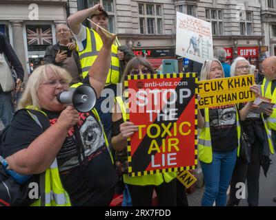 Londra, Regno Unito. 23 settembre 2023. Più di un migliaio di persone hanno marciato da Hyde Park nel World Wide Rally per la libertà di parola, movimento, assemblea, salute e scelta. La marcia includeva molti anti-vaxxer, negatori del cambiamento climatico e altri, ma era dominata da coloro che condannavano l'espansione ULEZ del sindaco di Londra Sadiq Khan per includere tutta Londra. Chiesero che questo e altri controlli tirannici del governo non fossero rispettati in massa. Peter Marshall/Alamy Live News Foto Stock