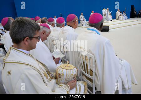 Marsiglia, Francia. 23 settembre 2023. Francia, Marsiglia, 2023/9/23.Papa Francesco celebra la messa allo stadio Velodrome, nella città portuale meridionale di Marsiglia. Papa Francesco è in visita di due giorni per la sessione conclusiva degli incontri del Mediterraneo. Foto di Vatican Media/Catholic Press Photo Credit: Agenzia fotografica indipendente/Alamy Live News Foto Stock