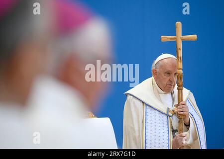 Marsiglia, Francia. 23 settembre 2023. Francia, Marsiglia, 2023/9/23.Papa Francesco celebra la messa allo stadio Velodrome, nella città portuale meridionale di Marsiglia. Papa Francesco è in visita di due giorni per la sessione conclusiva degli incontri del Mediterraneo. Foto di Vatican Media/Catholic Press Photo Credit: Agenzia fotografica indipendente/Alamy Live News Foto Stock