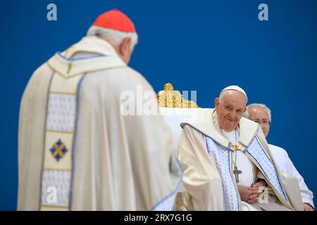 Marsiglia, Francia. 23 settembre 2023. Francia, Marsiglia, 2023/9/23.Papa Francesco celebra la messa allo stadio Velodrome, nella città portuale meridionale di Marsiglia. Papa Francesco è in visita di due giorni per la sessione conclusiva degli incontri del Mediterraneo. Foto di Vatican Media/Catholic Press Photo Credit: Agenzia fotografica indipendente/Alamy Live News Foto Stock