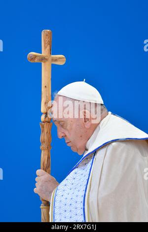 Marsiglia, Francia. 23 settembre 2023. Francia, Marsiglia, 2023/9/23.Papa Francesco celebra la messa allo stadio Velodrome, nella città portuale meridionale di Marsiglia. Papa Francesco è in visita di due giorni per la sessione conclusiva degli incontri del Mediterraneo. Foto di Vatican Media/Catholic Press Photo Credit: Agenzia fotografica indipendente/Alamy Live News Foto Stock