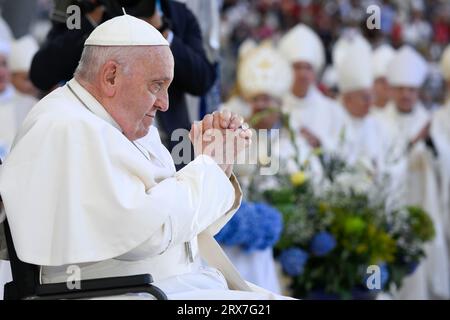 Marsiglia, Francia. 23 settembre 2023. Francia, Marsiglia, 2023/9/23.Papa Francesco celebra la messa allo stadio Velodrome, nella città portuale meridionale di Marsiglia. Papa Francesco è in visita di due giorni per la sessione conclusiva degli incontri del Mediterraneo. Foto di Vatican Media/Catholic Press Photo Credit: Agenzia fotografica indipendente/Alamy Live News Foto Stock