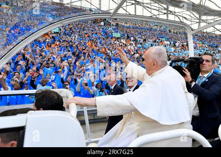 Marsiglia, Francia. 23 settembre 2023. Francia, Marsiglia, 2023/9/23.Papa Francesco celebra la messa allo stadio Velodrome, nella città portuale meridionale di Marsiglia. Papa Francesco è in visita di due giorni per la sessione conclusiva degli incontri del Mediterraneo. Foto di Vatican Media/Catholic Press Photo Credit: Agenzia fotografica indipendente/Alamy Live News Foto Stock