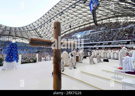 Marsiglia, Francia. 23 settembre 2023. Francia, Marsiglia, 2023/9/23.Papa Francesco celebra la messa allo stadio Velodrome, nella città portuale meridionale di Marsiglia. Papa Francesco è in visita di due giorni per la sessione conclusiva degli incontri del Mediterraneo. Foto di Vatican Media/Catholic Press Photo Credit: Agenzia fotografica indipendente/Alamy Live News Foto Stock