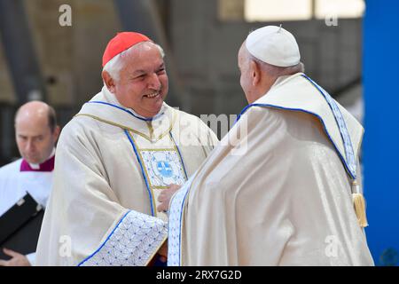 Marsiglia, Francia. 23 settembre 2023. Francia, Marsiglia, 2023/9/23.Papa Francesco celebra la messa allo stadio Velodrome, nella città portuale meridionale di Marsiglia. Papa Francesco è in visita di due giorni per la sessione conclusiva degli incontri del Mediterraneo. Foto di Vatican Media/Catholic Press Photo Credit: Agenzia fotografica indipendente/Alamy Live News Foto Stock