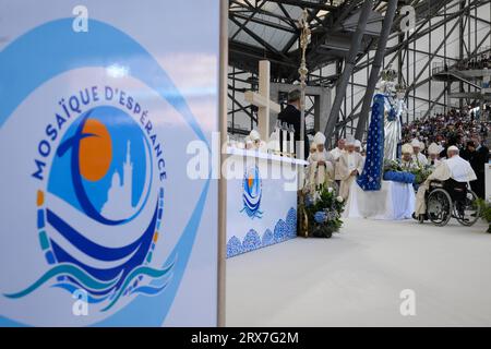 Marsiglia, Francia. 23 settembre 2023. Francia, Marsiglia, 2023/9/23.Papa Francesco celebra la messa allo stadio Velodrome, nella città portuale meridionale di Marsiglia. Papa Francesco è in visita di due giorni per la sessione conclusiva degli incontri del Mediterraneo. Foto di Vatican Media/Catholic Press Photo Credit: Agenzia fotografica indipendente/Alamy Live News Foto Stock