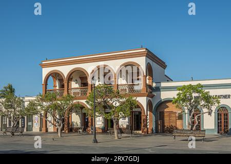 San Jose del Cabo Centro, Messico - 16 luglio 2023: Ristorante bar tequila Town, facciata storica dietro verde fogliame sotto il cielo blu, al Central Plaza mi Foto Stock