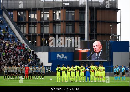 Reggio Emilia, Italia. 23 settembre 2023. Giocatori e funzionari osservano un minuto di silenzio prima della partita di serie A tra US Sassuolo e Juventus FC. Nicolò campo/Alamy Live News Foto Stock