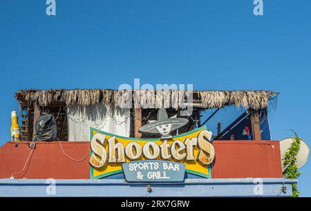 San Jose del Cabo Centro, Messico - 16 luglio 2023: Primo piano sulla facciata colorata del bar dello sport Shooters e del grill sotto il cielo blu Foto Stock