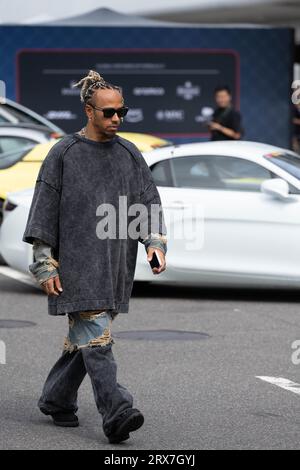 Suzuka, Prefettura di mie, Giappone. 23 settembre 2023. LEWIS HAMILTON di Petronas Mercedes-AMG arriva nel paddock vestito alla moda con una camicia oversize e scarpe nere. (Immagine di credito: © Taidgh Barron/ZUMA Press Wire) SOLO USO EDITORIALE! Non per USO commerciale! Foto Stock