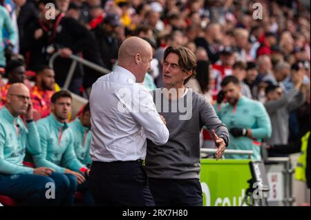 Londra, Inghilterra, il 23 settembre 2023. Sean Dyche, Manager dell'Everton (a sinistra) e Thomas Frank, Manager di Brentford, stringono la mano davanti alla partita di Premier League tra Brentford e Everton al Gtech Community Stadium di Londra, il 23 settembre 2023. Foto di Grant Winter. Solo per uso editoriale, licenza necessaria per uso commerciale. Nessun utilizzo in scommesse, giochi o pubblicazioni di un singolo club/campionato/giocatore. Credito: UK Sports Pics Ltd/Alamy Live News Foto Stock