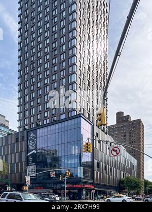 New York, NY - US - 17 settembre 2023 Essex Street Market, il mercato pubblico più storico di New York. Riprogettato e spostato nella nuova posizione all'interno Foto Stock