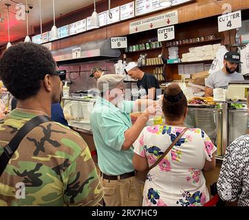 New York, NY - US - 17 settembre 2023 Vista dei clienti locali e dei turisti che ordinano gastronomie in stile kosher al banco della famosa Katz's Delicatesse Foto Stock