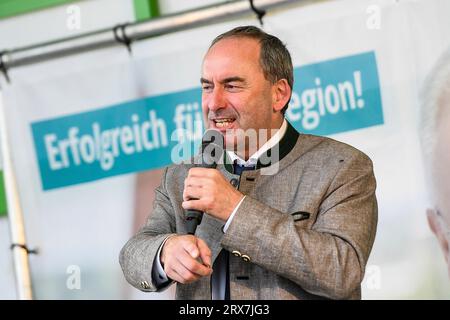 23.09.2023, Firmengelaende der A.G.H Weikmann Agrargesellschaft, Mindelheim, GER, Wahlkampfveranstaltung der Freien W?hler mit Hubert Aiwanger a Mindelheim, Hubert Aiwanger und der Direktkandidat im Stimmkreis Kaufbeuren Bernhard Pohl trealtten einer Wahlkampfffverandidat Wahlkamphveren Freien Freisten. FW Bundesvorsitzender und bayerischer Wirtschaftsminister Hubert Aiwanger absolviert bereits seinen zweiten Wahlkampftermin a Mindelheim. Anschliesend folgte ein weiterer Auftritt in Kaufbeuren im Bild Hubert Aiwanger foto? NordPhoto GmbH/Hafner Foto Stock