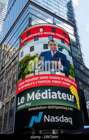 Vista verso l'alto del NASDAQ Electronic Billboard a Times Square, 2023, New York City, USA Foto Stock