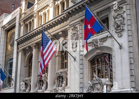 L'ornata facciata navale del New York Yacht Club è un punto di riferimento al 37 West 44th Street, NYC, USA 2023 Foto Stock