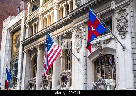 L'ornata facciata navale del New York Yacht Club è un punto di riferimento al 37 West 44th Street, NYC, USA 2023 Foto Stock