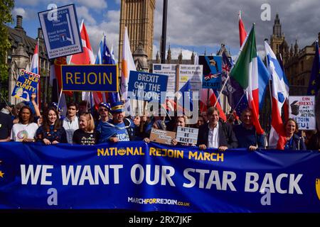 Londra, Inghilterra, Regno Unito. 23 settembre 2023. Manifestanti in Piazza del Parlamento. Migliaia di manifestanti anti anti-Brexit hanno partecipato alla marcia di ricongiungimento nazionale nel centro di Londra chiedendo che il Regno Unito rientri nell'UE. (Immagine di credito: © Vuk Valcic/ZUMA Press Wire) SOLO USO EDITORIALE! Non per USO commerciale! Crediti: ZUMA Press, Inc./Alamy Live News Foto Stock