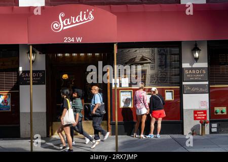 Sardi's Restaurant and Grill Front Entrance Times Square, NYC, USA 2023 Foto Stock