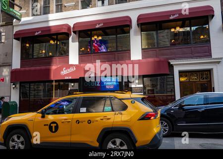 Sardi's Restaurant and Grill Front Entrance Times Square, NYC, USA 2023 Foto Stock