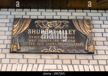 Shubert Alley è considerato il centro geografico del quartiere dei teatri di Broadway a New York City, 2023, USA Foto Stock