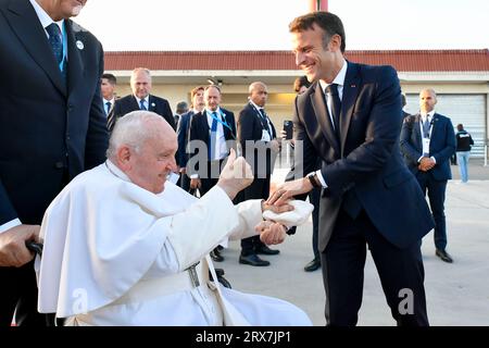 Marsiglia, Francia. 23 settembre 2023. Francia, Marsiglia, 2023/9/23Papa Francesco saluta il Presidente francese Emmanuel Macron dopo la cerimonia di addio all'aeroporto di Marsiglia, Marsiglia, Francia meridionale Fotografia di Vatican Media /Catholic Press Photo Credit: Agenzia fotografica indipendente/Alamy Live News Foto Stock