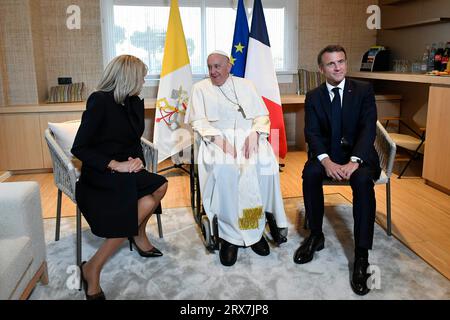 Marsiglia, Francia. 23 settembre 2023. Francia, Marsiglia, 2023/9/23.Papa Francesco saluta il presidente francese Emmanuel Macron e sua moglie Brigitte Macron dopo la cerimonia di addio all'aeroporto di Marsiglia, Marsiglia, Francia meridionale Fotografia di Vatican Media /Catholic Press Photo Credit: Independent Photo Agency/Alamy Live News Foto Stock