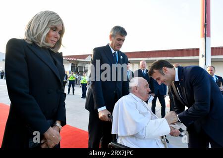 Marsiglia, Francia. 23 settembre 2023. Francia, Marsiglia, 2023/9/23.Papa Francesco saluta il presidente francese Emmanuel Macron e sua moglie Brigitte Macron dopo la cerimonia di addio all'aeroporto di Marsiglia, Marsiglia, Francia meridionale Fotografia di Vatican Media /Catholic Press Photo Credit: Independent Photo Agency/Alamy Live News Foto Stock