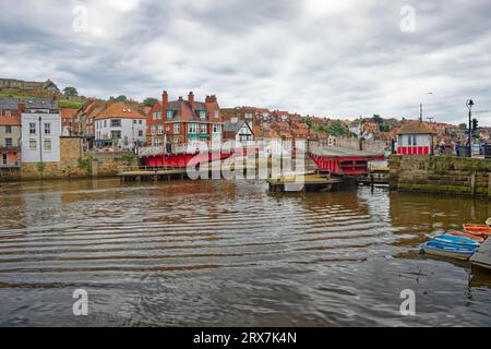 Whitby, Inghilterra, 9, agosto, 2023. La foto mostra, il ponte sospeso che collega la strada e la città attraverso il porto Foto Stock