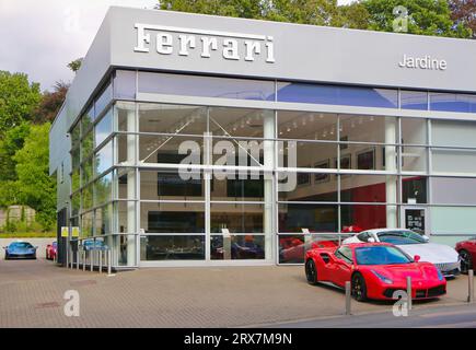 Concessionaria Jardine Ferrari con Ferrari parcheggiate sul piazzale Sevenoaks Kent Inghilterra Regno Unito Foto Stock