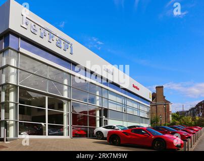 Concessionaria Jardine Ferrari con Ferrari parcheggiate sul piazzale Sevenoaks Kent Inghilterra Regno Unito Foto Stock